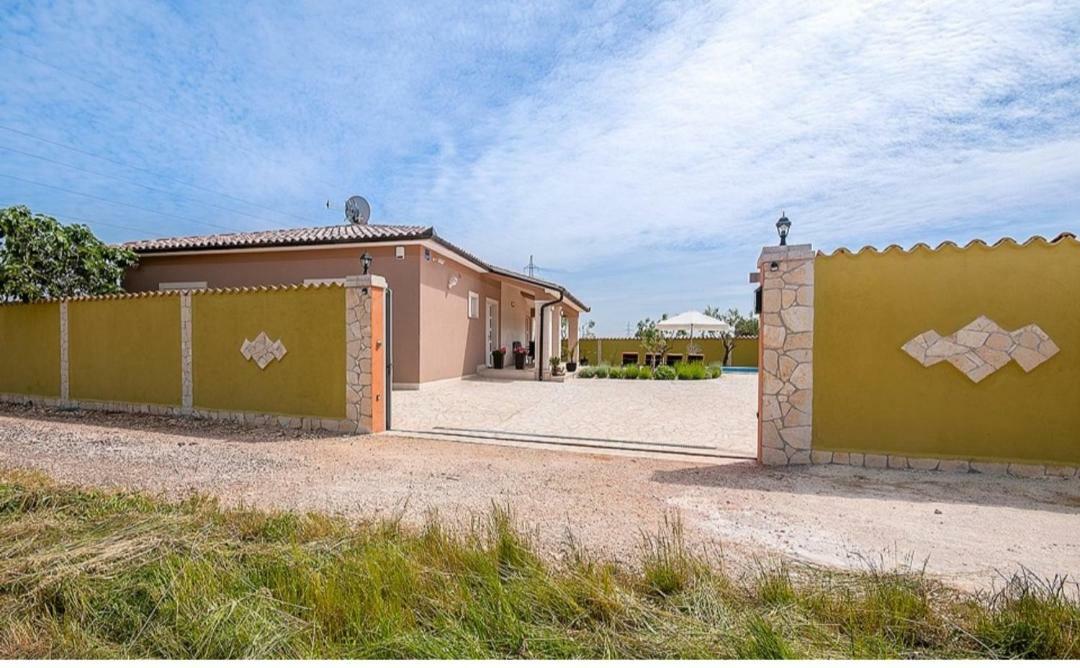 Villa Zafirah Pula Luaran gambar